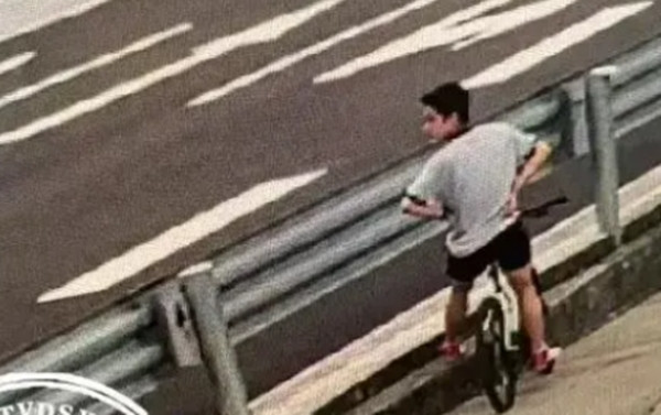 Sự việc nhanh chóng lan truyền trên các diễn đàn mạng xã hội, thu hút nhiều ý kiến trái chiều. Một bộ phận bày tỏ tiếc thương cho cậu thiếu niên, cho rằng ở tuổi 15, tình cảm đầu đời là điều rất tự nhiên và nên được phụ huynh hướng dẫn thay vì xử lý quá khắc nghiệt.