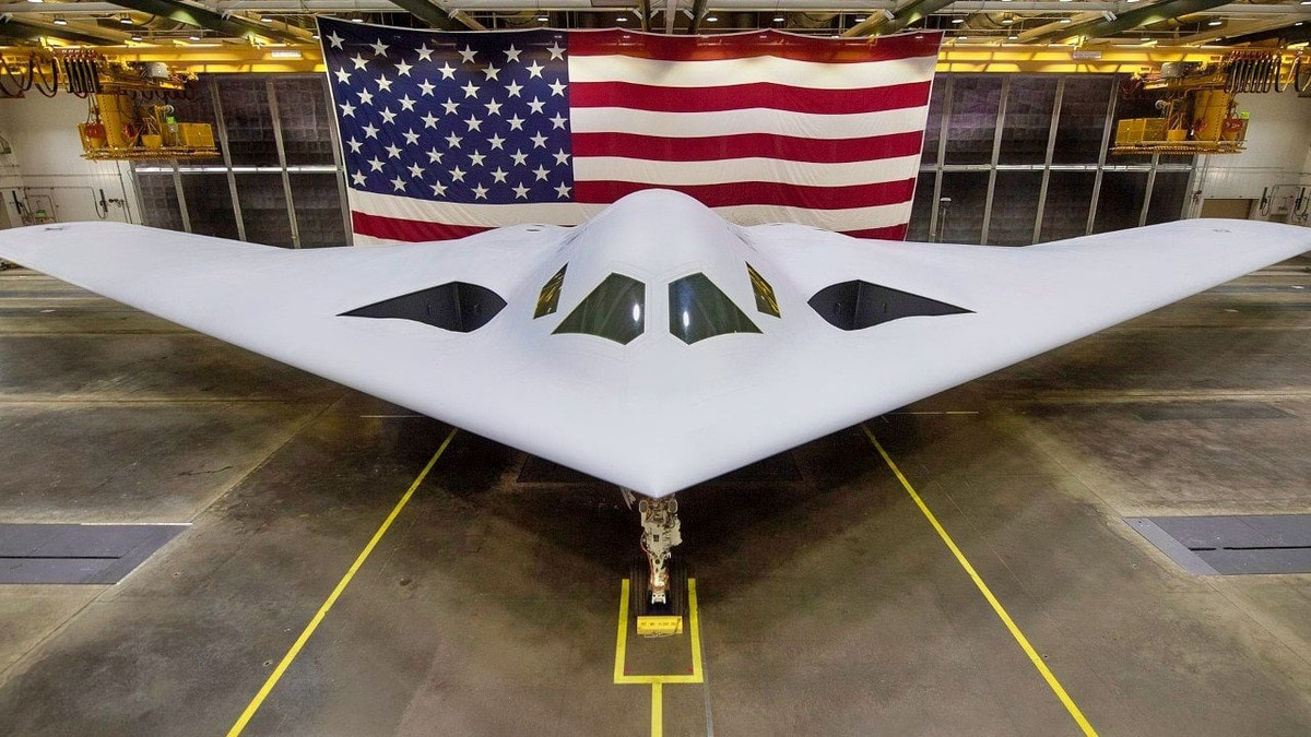 Các vũ khí như B-21 Raider là thiết yếu đối với Quân đội Mỹ, nếu muốn duy trì khả năng răn đe đối với các đối thủ. Tuy nhiên ngân sách quốc phòng Mỹ lại đang phải chịu quá nhiều áp lực, Quân đội Mỹ đang phải đối phó với nhiều thách thức cùng lúc trên toàn cầu.