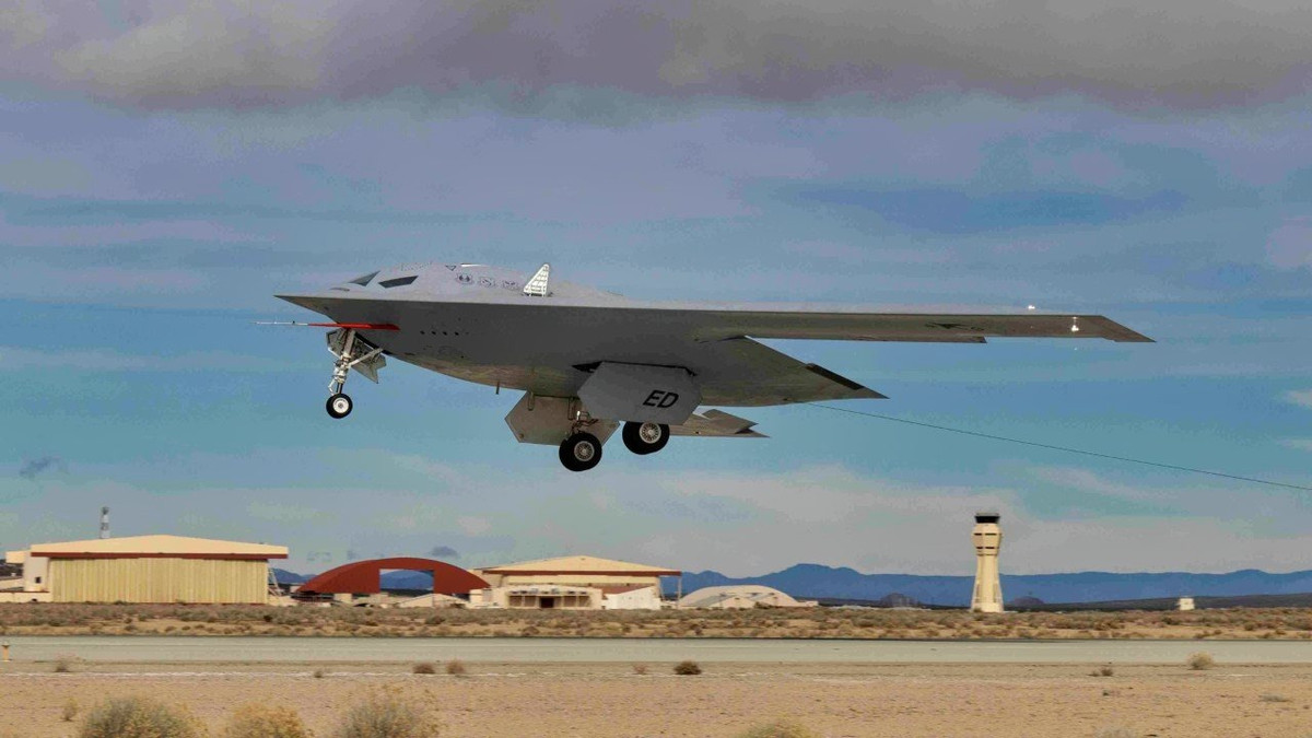 Mỹ bị tụt hậu so với Trung Quốc và Nga về các công nghệ quốc phòng quan trọng, như laser hoặc vũ khí siêu thanh. Khả năng đe dọa các đối thủ của Mỹ phụ thuộc vào các công nghệ hiện có như B-21.