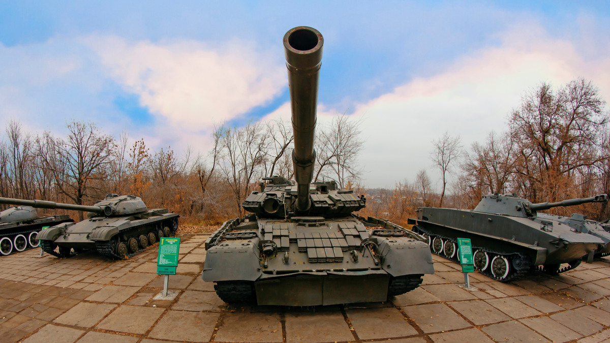 T-80BVM hiện là một trong những xe tăng đắt nhất trong kho vũ khí của Nga, với chi phí sản xuất cao hơn đáng kể so với T-90M, do T-80BVM được trang bị động cơ tua-bin khí tiên tiến. Trước khi xung đột Ukraine leo thang, Nga đã cân nhắc việc loại bỏ dần dòng T-80, vì nhiều đơn vị đã đưa xe tăng này vào kho lưu trữ từ những năm 2010. Ảnh: Wikipedia .