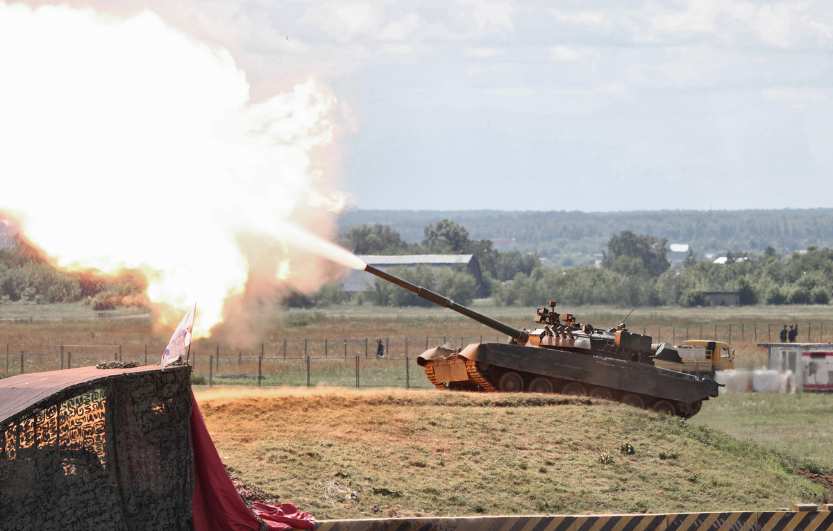 Theo thông tin từ Bộ Quốc phòng Nga cho biết, kíp xe tăng T-80BVM thuộc nhóm tác chiến “Phía Đông” đóng quân tại Primorsky Krai, được cho là đã chặn đứng một cuộc tấn công sắp xảy ra của Quân đội Ukraine dọc theo khu vực thuộc mặt trận phía nam Donetsk. Ảnh: Wikipedia .