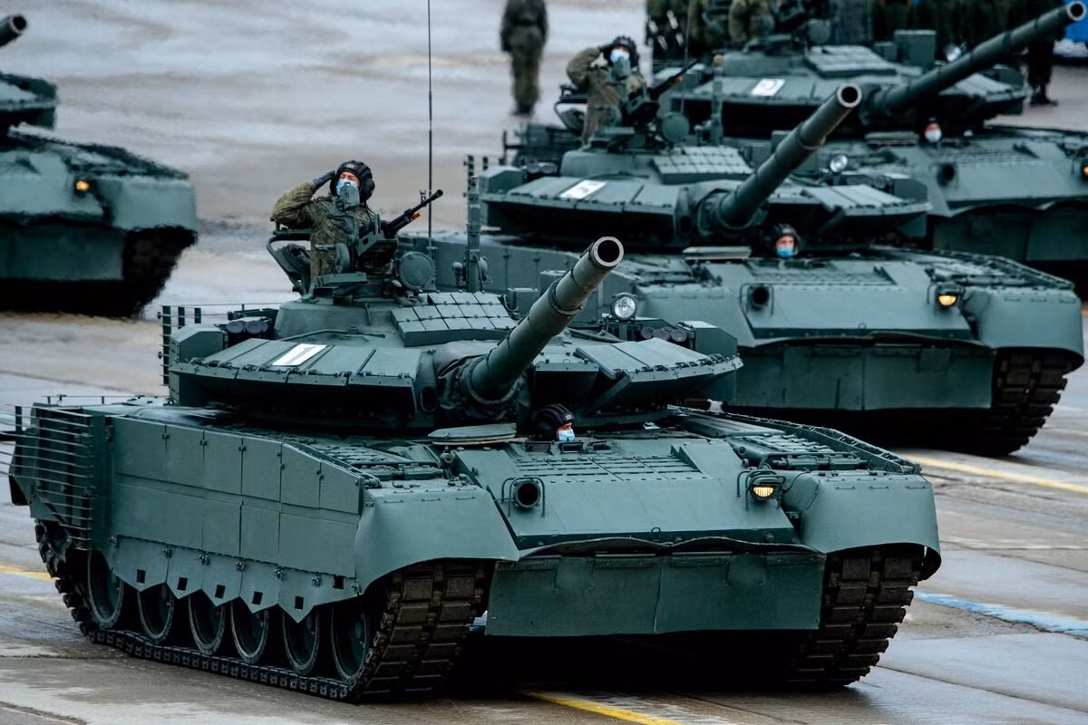 Tuy nhiên, hiệu suất mạnh mẽ của T-80 tại Ukraine đã làm gia tăng nhu cầu đối với mẫu xe này và làm nổi bật những ưu điểm độc đáo của nó so với các xe tăng khác. Điều này dẫn đến thông báo vào tháng 9/2023 của Bộ Quốc phòng Nga rằng, việc sản xuất T-80 sẽ được tiếp tục sau gần ba thập kỷ bị gián đoạn.