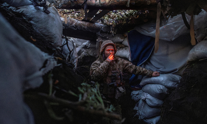 Được biết, một số binh sĩ Ukraine đào ngũ do sang chấn tâm lý từ chiến trường. Họ tận dụng cơ hội được đưa ra tuyến sau để điều trị y tế nhằm trốn khỏi tiền tuyến. Một số khác từ chối thực hiện mệnh lệnh, dẫn đến xung đột với chỉ huy, thậm chí có trường hợp tranh cãi xảy ra ngay trong khi giao tranh. Ảnh: Reuters.