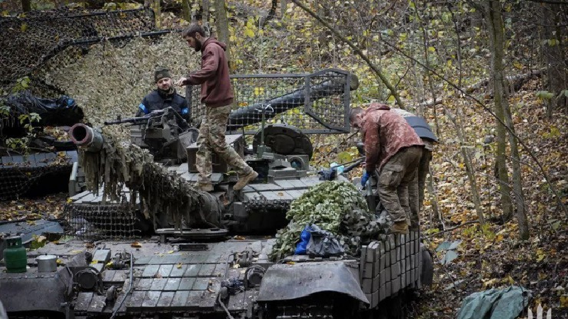 Hiện tại, làn sóng đào ngũ quy mô lớn đang tiếp tục bùng phát ở tiền tuyến Ukraine, hàng chục nghìn binh sĩ Ukraine đã bắt đầu bỏ chạy khỏi chiến trường. Thậm chí, có những đơn vị đào ngũ toàn bộ, khiến các phòng tuyến bị bỏ trống, tạo điều kiện cho quân Nga tiến công và chiếm đất nhanh hơn. Ảnh: Forbes.