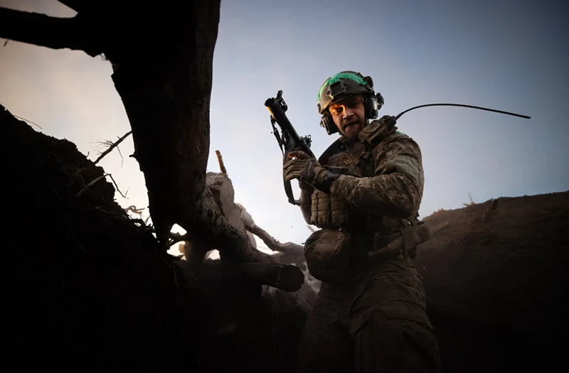 Theo hãng tin AP, dựa trên thông tin từ binh sĩ, luật sư và quan chức Ukraine, tình hình tiền tuyến của Ukraine còn tồi tệ hơn tưởng tượng: thiếu người, thiếu vũ khí, thiếu đạn dược, trong khi chiến sự kéo dài khiến binh sĩ Ukraine ở tiền tuyến kiệt quệ cả về thể chất lẫn tinh thần. Ảnh: New York Times.