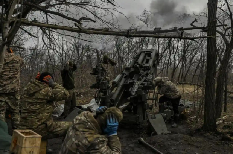 Theo báo cáo, Thiếu tướng Apti Alaudinov thuộc lực lượng Nga tại Chechnya tuyên bố, ước tính có khoảng 50.000 binh sĩ Nga đang đẩy lùi Quân đội Ukraine, buộc quân Ukraine phải bỏ chạy hoặc “cuối cùng sẽ bị tiêu diệt trong vòng vây”. Ông Alaudinov nói: “Khoảng một nửa lãnh thổ bị địch chiếm đóng đã được giải phóng”. Ảnh: The Guardian.