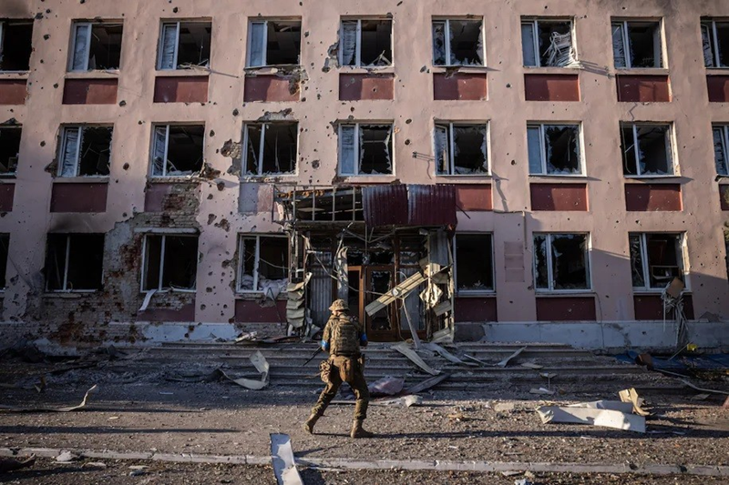 Đầu tháng 10, Tổng thống Zelensky tuyên bố ông đã có một “kế hoạch chiến thắng”. Kế hoạch này bao gồm việc gia nhập NATO, đàm phán với Nga về vấn đề lãnh thổ và thúc đẩy ngừng bắn. Ukraine cũng đưa tỉnh Kursk vào kế hoạch đàm phán, ám chỉ khả năng sử dụng Kursk để trao đổi lãnh thổ với Nga. Ảnh: Washington Post.