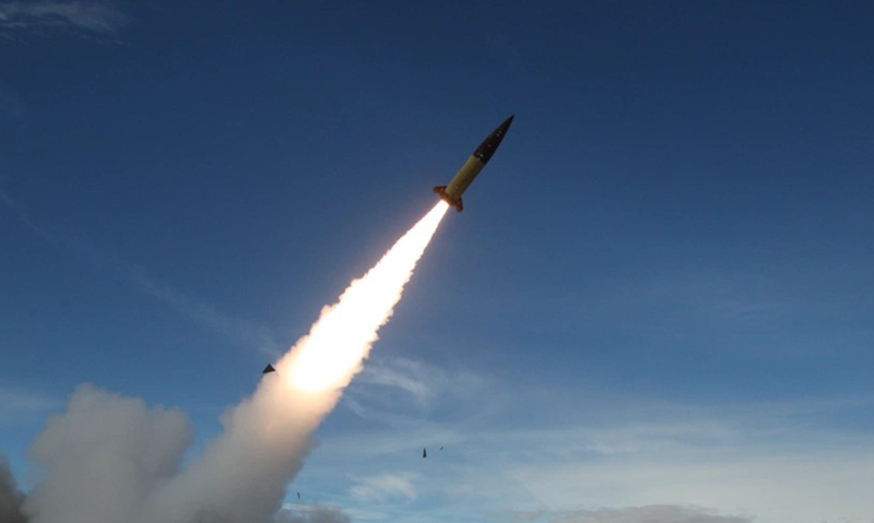 Trong bối cảnh Ukraine có phần rơi vào thế bị động, Tổng thống Mỹ đương nhiệm Joe Biden đã đẩy nhanh các khoản viện trợ cho Ukraine, đồng thời lần đầu tiên bật đèn xanh cho việc sử dụng tên lửa tầm xa của Mỹ để tấn công lãnh thổ Nga. Ảnh: US Army.