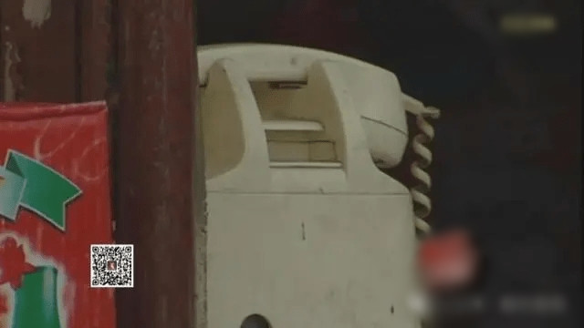 Cùng với đó, cảnh sát cũng thu thập được một thông tin quan trọng khác. Chủ một cửa hàng tạp hóa gần hiện trường cho biết vào thời điểm vụ án xảy ra, một người đàn ông khoảng 30 tuổi đã đến cửa hàng của ông để gọi điện thoại. Dựa trên mô tả của người chủ, cảnh sát đã phác thảo chân dung nghi phạm. Tuy nhiên, dù đã rà soát kỹ lưỡng dựa trên chân dung và các đặc điểm nhận dạng khác, họ vẫn không thể tìm ra người này.