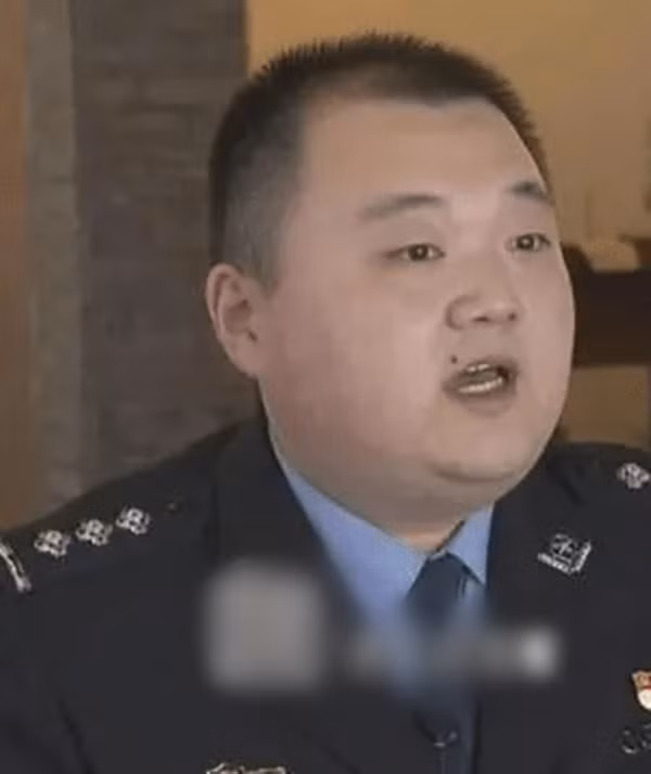 Cảnh sát tin rằng "Thẩm lão ngũ" và nạn nhân có thể đã có mối quan hệ thân thiết. Chính vì quen biết, nạn nhân mới gọt táo cho anh ta ăn trong phòng. Cũng chính lõi táo bị bỏ lại năm đó đã giúp cảnh sát phá được vụ án tưởng chừng như bế tắc này.