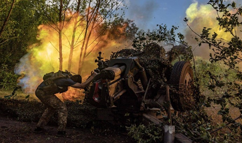 Tuy nhiên, sau hơn 10 ngày nỗ lực, Quân đội Nga đã từ bỏ kế hoạch tiêu diệt vì trong suốt thời gian này, họ gần như không thể thu hẹp được lỗ hổng. Khi Quân đội Ukraine nhận ra mình sắp bị hoàn toàn bao vây, họ đã phản kháng quyết liệt, khiến tốc độ tiến quân của Nga giảm mạnh và tỷ lệ thương vong cũng bắt đầu tăng lên. Ảnh: Reuters.