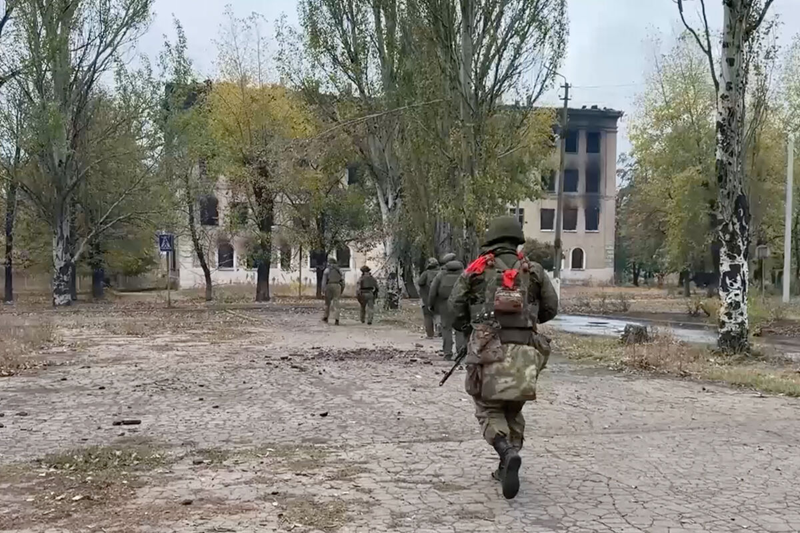 Tại khu vực phía tây nam của Kurakhove, theo kênh Telegram Military Chronicle, Quân đội Nga đã đạt được một chiến quả bất ngờ. Trong chỉ vài ngày ngắn ngủi, quân Nga đã tiến được 9 km về hướng tây bắc từ làng Sontsovka, trực tiếp tấn công vào vùng ngoại ô của thành phố Velikaya Novoselka. Ảnh: Bộ Quốc phòng Nga.