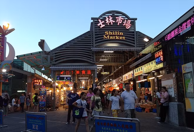 Sau khi Trần lên xe, ba người cùng nhau đến một công viên ven sông ở quận Sỹ Lâm, thành phố Đài Bắc, nói chuyện. Không ngờ sau khi đến công viên, Trần và Nham lại ra sức mời mọc, ép buộc Tiểu Khiết hút thuốc lá điện tử.