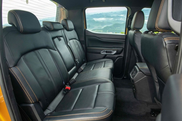 Đáng sợ hơn, Nham cũng dùng chiêu này để bí mật quay phim cảnh thân mật với Hoa Hoa và Lâm, tất cả đều không có sự đồng ý của đối phương.