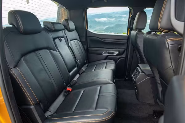 Đáng sợ hơn, Nham cũng dùng chiêu này để bí mật quay phim cảnh thân mật với Hoa Hoa và Lâm, tất cả đều không có sự đồng ý của đối phương.