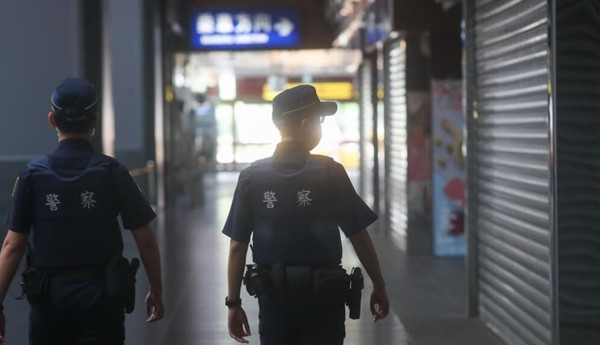 Vì chưa đủ tuổi thành niên, Trần đã được chuyển xuống tòa án vị thành niên của Tòa án quận Sĩ Lâm xét xử.