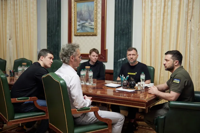 Một trong những thách thức lớn là vượt qua hệ thống phòng không Nga, vốn đã được cải thiện đáng kể trong thời gian qua. Để đối phó, Kiev sử dụng các dữ liệu từ các công ty phương Tây như Palantir, cung cấp bản đồ phòng không Nga, giúp máy bay không người lái của Ukraine chọn được đường bay an toàn nhất.