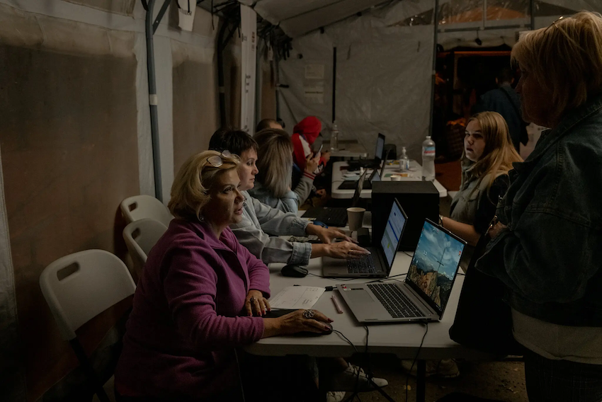 Những bất lợi về nhân lực và hỏa lực của Ukraine đang dần thu hẹp nhờ vào các nỗ lực huy động quân và nguồn cung đạn dược tăng cường từ các đồng minh phương Tây, bao gồm gói viện trợ hàng tỷ đô la từ Mỹ trong năm nay. Tướng Oleksandr Syrskyi - tư lệnh hàng đầu của Ukraine - cho biết vào tháng trước rằng, tỷ lệ sử dụng đạn pháo giữa Nga và Ukraine đã thu hẹp trong những tháng gần đây. Trong ảnh là các tình nguyện viên và nhân viên cứu trợ đã hỗ trợ những người sơ tán từ khu vực Pokrovsk khi họ đến trung tâm trung chuyển ở vùng Dnipropetrovsk.