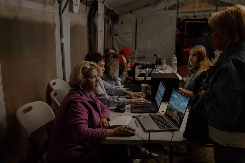 Những bất lợi về nhân lực và hỏa lực của Ukraine đang dần thu hẹp nhờ vào các nỗ lực huy động quân và nguồn cung đạn dược tăng cường từ các đồng minh phương Tây, bao gồm gói viện trợ hàng tỷ đô la từ Mỹ trong năm nay. Tướng Oleksandr Syrskyi - tư lệnh hàng đầu của Ukraine - cho biết vào tháng trước rằng, tỷ lệ sử dụng đạn pháo giữa Nga và Ukraine đã thu hẹp trong những tháng gần đây. Trong ảnh là các tình nguyện viên và nhân viên cứu trợ đã hỗ trợ những người sơ tán từ khu vực Pokrovsk khi họ đến trung tâm trung chuyển ở vùng Dnipropetrovsk.