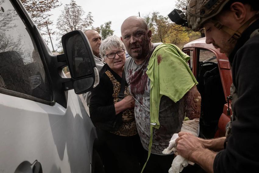 Ukraine - quốc gia nhỏ hơn nhiều so với Nga và dân số chỉ bằng 1/3 so với nước này - đang ở thế bất lợi trong loại trận chiến này. Họ có ít quân lính hơn ở tiền tuyến, và mặc dù nhận được nhiều viện trợ quân sự từ phương Tây, Ukraine vẫn thiếu hụt sức mạnh hỏa lực trên chiến trường.