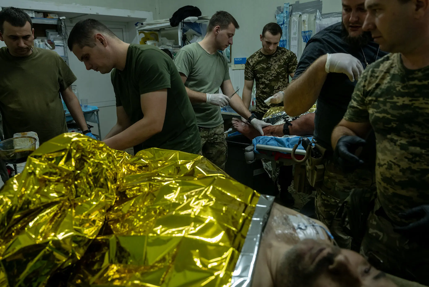 Ông Gady và các chuyên gia quân sự khác cho biết, khi mùa hè bắt đầu, Quân đội Ukraine đang ở vị trí tốt để chịu đựng cuộc chiến ở khu vực này trong khi chờ đợi tổn thất của Nga tăng lên, chuẩn bị cho các cuộc phản công có thể xảy ra vào năm tới. Các bác sĩ và y tá của Lữ đoàn Cơ giới số 33 đã điều trị cho những binh sĩ bị thương tại một điểm ổn định ở quận Pokrovsk, miền đông Ukraine, vào tháng trước.