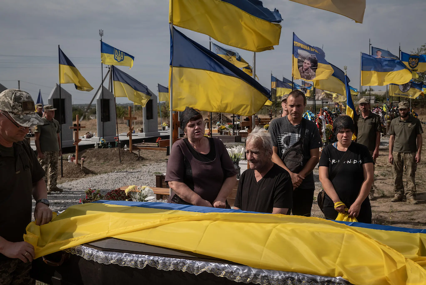 Trong ảnh là gia đình của Bohdan Shram, 23 tuổi, trong lễ tang của anh vào tháng trước tại Dnipro, Ukraine. Dù lực lượng Ukraine bị áp đảo về quân số và hỏa lực so với Nga, họ hy vọng sẽ làm suy yếu đối phương đến mức tê liệt trên chiến trường. (Nguồn ảnh: New York Times, The Economist, NBC News).
