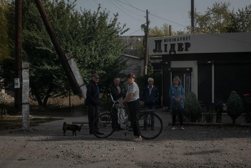 Tuy nhiên, ít nhất là trong thời điểm hiện tại, Quân đội Nga đang nỗ lực tăng cường số lượng quân lính và sản xuất vũ khí. Tại chiến trường ở khu vực Donbas, ông Solonko cho biết, Nga đã “sử dụng rất nhiều nguồn lực và hành động vội vã khi họ có thể thực hiện chậm lại, với ít tổn thất hơn”. Trong ảnh là người dân Ukraine tại thị trấn Novoeconomichne buộc phải di tản, khi Quân đội Nga tiến công.
