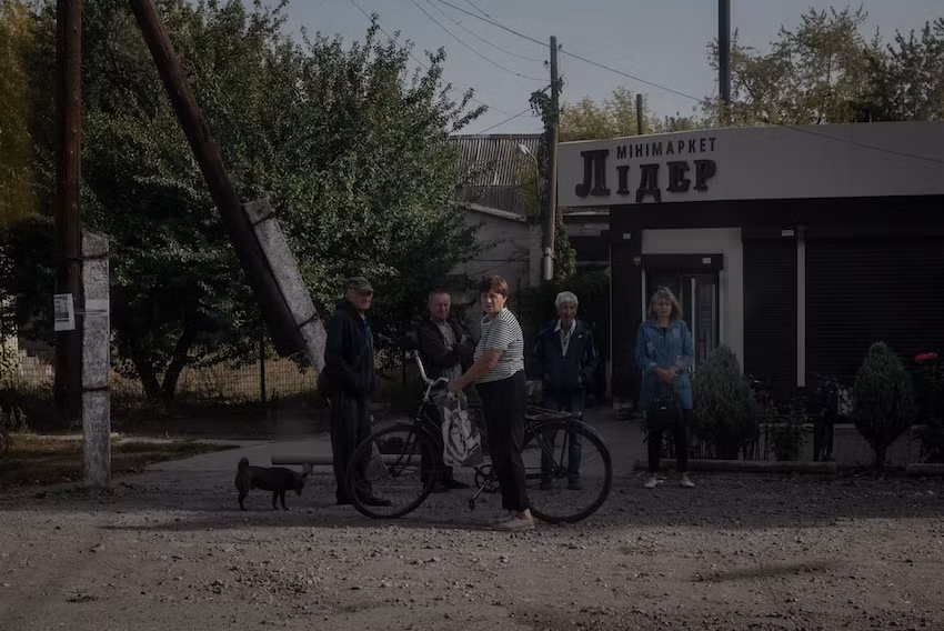 Tuy nhiên, ít nhất là trong thời điểm hiện tại, Quân đội Nga đang nỗ lực tăng cường số lượng quân lính và sản xuất vũ khí. Tại chiến trường ở khu vực Donbas, ông Solonko cho biết, Nga đã “sử dụng rất nhiều nguồn lực và hành động vội vã khi họ có thể thực hiện chậm lại, với ít tổn thất hơn”. Trong ảnh là người dân Ukraine tại thị trấn Novoeconomichne buộc phải di tản, khi Quân đội Nga tiến công.