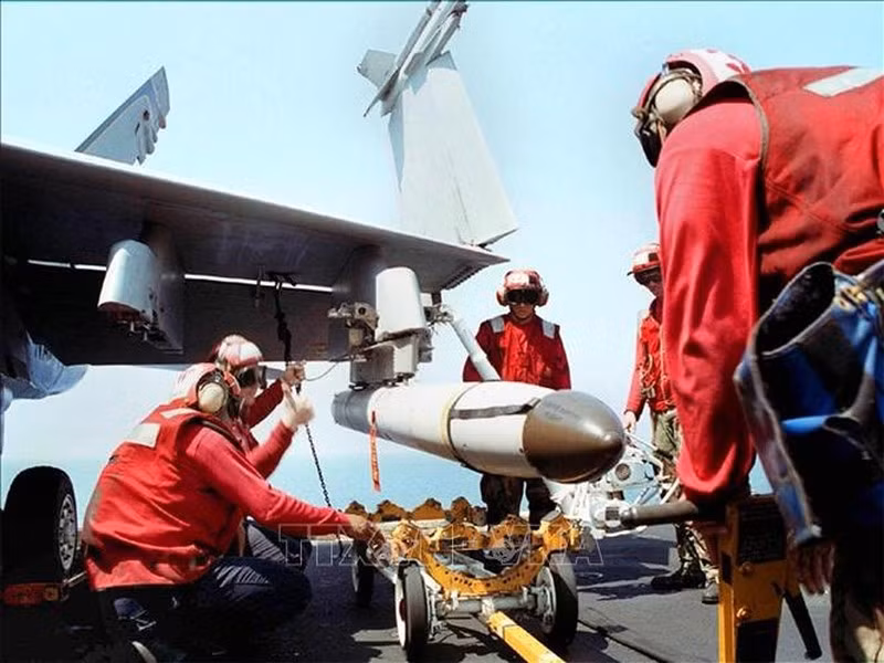 Tên lửa AGM-88E khi bắn từ tiêm kích F-16 sẽ tận dụng được hết khả năng của vũ khí, xóa bỏ hạn chế khi phải triển khai từ một nền tảng không phù hợp như tiêm kích hệ Liên Xô, đủ sức đe dọa những hệ thống phòng không tầm xa mạnh nhất của Nga như S-400 Triumf.