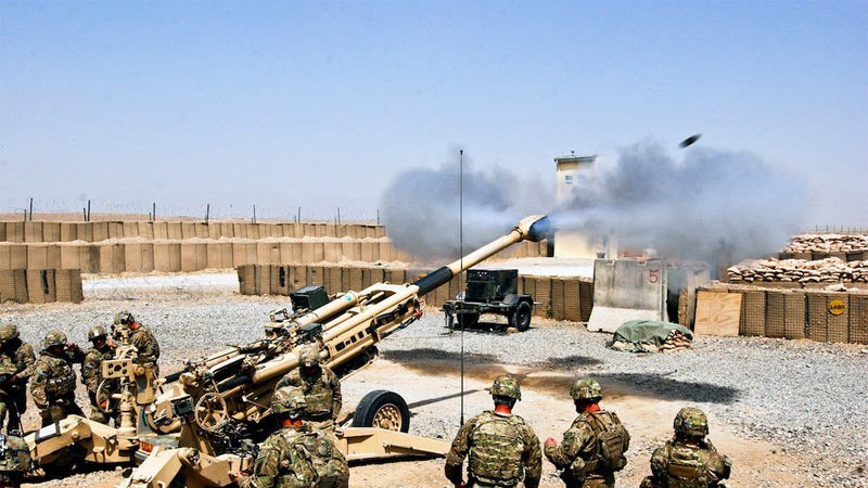 M777 được vận hành bởi kíp pháo từ 5 đến 8 người, ít hơn so với các hệ thống cũ, và hệ thống điều khiển hỏa lực số được thừa hưởng từ các hệ thống pháo tự hành như M109A6 Paladin. Điều này giúp đảm bảo khả năng điều hướng và định vị chính xác. Sự kết hợp giữa hỏa lực mạnh mẽ, cơ động cao và hệ thống ngắm bắn tiên tiến đã khiến M777 trở thành một công cụ chiến đấu đắc lực trong các chiến dịch pháo binh hiện đại.