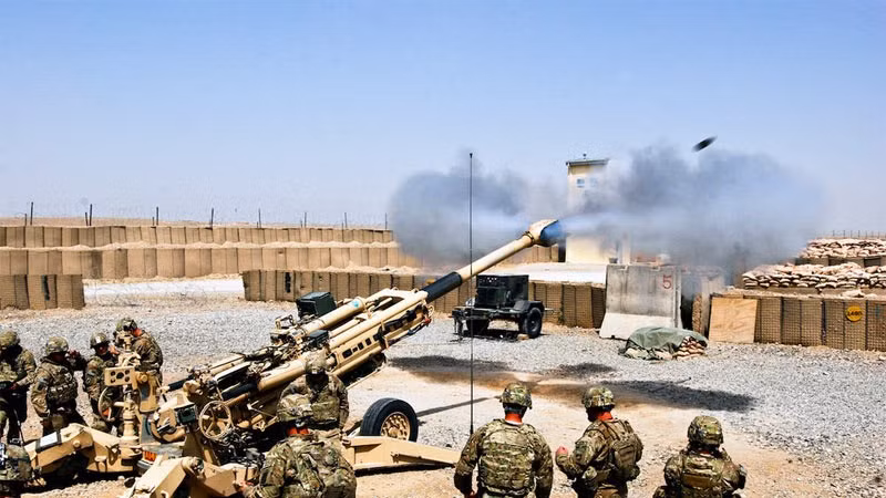 M777 được vận hành bởi kíp pháo từ 5 đến 8 người, ít hơn so với các hệ thống cũ, và hệ thống điều khiển hỏa lực số được thừa hưởng từ các hệ thống pháo tự hành như M109A6 Paladin. Điều này giúp đảm bảo khả năng điều hướng và định vị chính xác. Sự kết hợp giữa hỏa lực mạnh mẽ, cơ động cao và hệ thống ngắm bắn tiên tiến đã khiến M777 trở thành một công cụ chiến đấu đắc lực trong các chiến dịch pháo binh hiện đại.