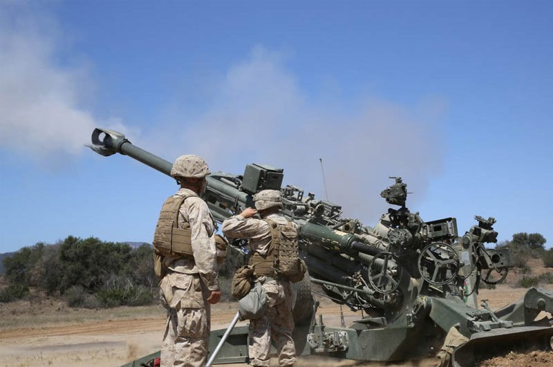 Thiết kế của M777 chú trọng vào hiệu quả tác chiến và khả năng vận chuyển dễ dàng. Cấu trúc mô-đun của pháo bao gồm khung nôi bằng titanium, càng pháo chia đôi với lưỡi tự đào đất, và hệ thống treo thủy khí đảm bảo độ ổn định. Hệ thống có thể được vận chuyển bằng trực thăng như CH-47, máy bay hoặc xe tải, mang lại sự linh hoạt trong việc triển khai nhanh chóng trên chiến trường.