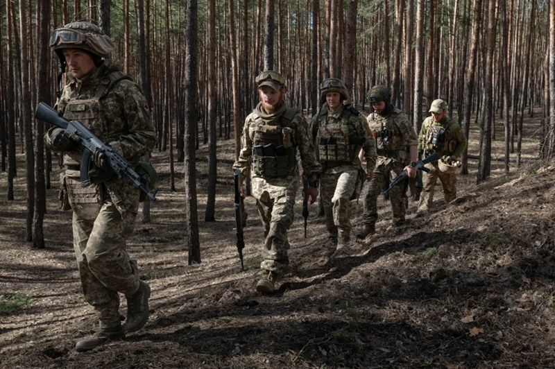 Quân đội Ukraine áp dụng chiến thuật phòng thủ rất nghiêm ngặt, họ nhận lệnh phải giữ vững từng tấc đất mà họ kiểm soát bằng mọi giá, và nếu ai cố gắng rời bỏ vị trí, có thể bị chính đồng đội của mình hạ sát. Ảnh: New York Times.