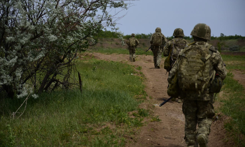 Tiếp theo, họ còn quan sát thấy khoảng 10 lữ đoàn cơ giới và đột kích của Quân đội Ukraine đang đóng quân tại tỉnh Sumy và sẽ từ đây tấn công vào Kursk. Các lữ đoàn này còn đang nhận thêm pháo binh, máy bay không người lái và tân binh với quy mô lớn. Ảnh: Quân đội Ukraine.