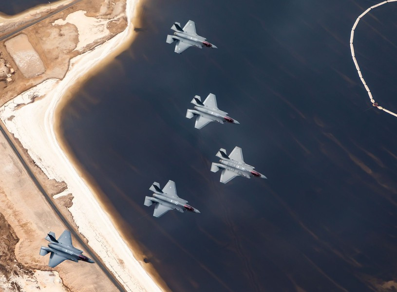 Ngoài Air LORA Không quân Israel được cho là còn sử dụng tên lửa đạn đạo ROCKS (tầm bắn lên tới 500 km) và những phiên bản khác nhau của tên lửa Sparrow - bao gồm Black Sparrow, Blue Sparrow và Silver Sparrow - có tầm bắn khoảng 2.000 km.