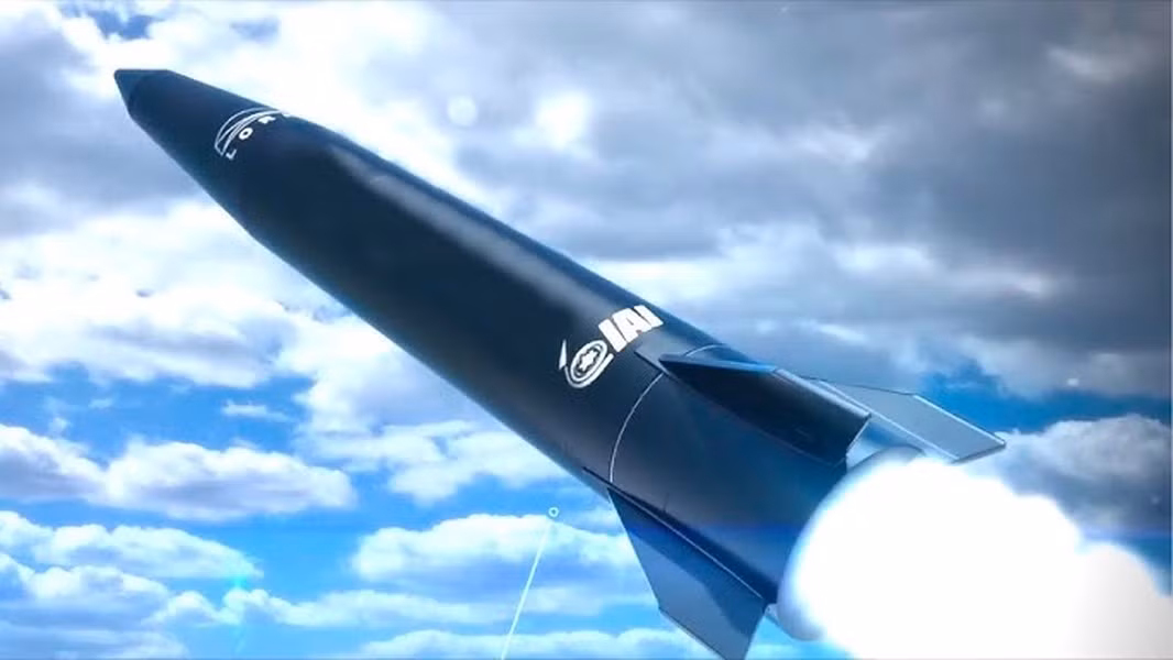 Vẫn chưa rõ tầm bắn của Air LORA là bao nhiêu nhưng giới phân tích nhận định sẽ lớn hơn đáng kể. Tên lửa nói trên đã được thử nghiệm trên máy bay chiến đấu F-16I Sufa của Không quân Israel và IAI tuyên bố rằng Air LORA có thể hoạt động với nhiều dòng tiêm kích khác.