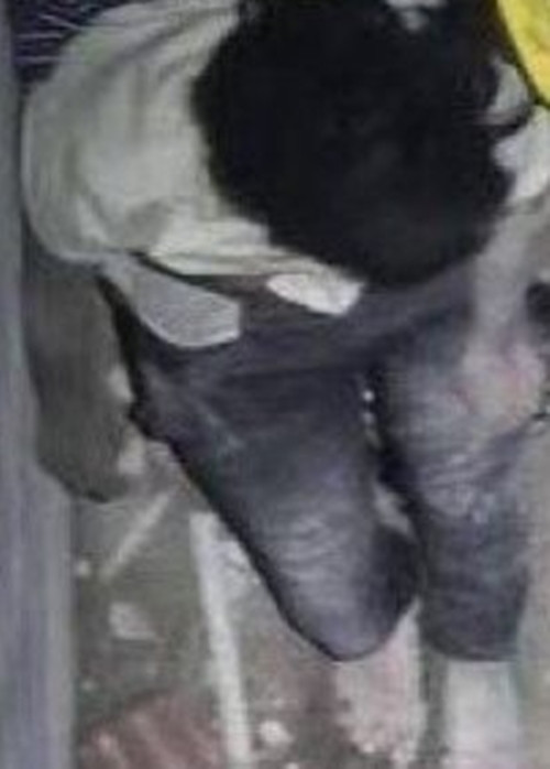 Sự việc hy hữu vừa xảy ra tại thành phố Thiệu Dương, tỉnh Hồ Nam, Trung Quốc. Một người phụ nữ trẻ tên Dư Tiểu Mai được tìm thấy sống sót sau 12 ngày mất tích trong một giếng thông gió tại công trường xây dựng. (Nguồn: Sina)