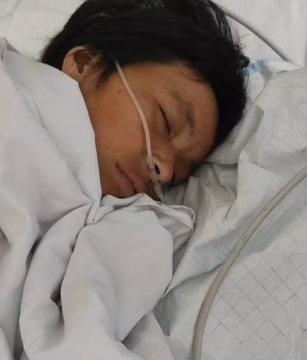 "Sau khi rơi xuống giếng, Tiểu Mai ít cười hơn, cô ấy thường sợ hãi ngơ ngẩn, nói những điều tôi không hiểu nổi. Chỉ cần có thể chữa khỏi, giúp vợ phục hồi như cũ, tôi dù phải bỏ ra bao nhiêu tiền cũng không ngại", anh Phùng Triều Hoa chia sẻ.