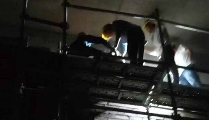 Đáng buồn thay, do tình trạng của cả hai vợ chồng, nhà thầu xây dựng đã quyết định sa thải cả Phùng Triều Hoa và Dư Tiểu Mai do không đủ điều kiện sức khỏe để làm việc. Hiện, nhà thầu vẫn nợ anh Phùng Triều Hoa hơn 20.000 nhân dân tệ (khoảng 70 triệu đồng).