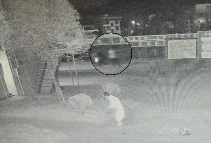 Truyền thông địa phương cho biết, vào thời điểm xảy ra sự việc, Dư Tiểu Mai đang đi vệ sinh tại công trường xây dựng, nơi cô làm việc cùng chồng là Phùng Triều Hoa. Do lạc đường trong khu vực đang thi công, Dư Tiểu Mai đã bị trượt chân và rơi xuống giếng thông gió.