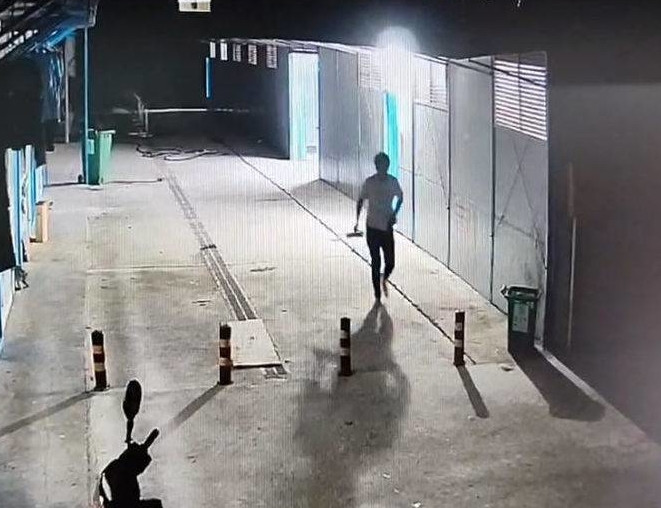 Ngay sau khi nhận được tin tức, anh Phùng Triều Hoa vội vã đến hiện trường và phát hiện vợ mình còn sống, nhưng rất yếu. Dư Tiểu Mai sau đó được đưa đến Bệnh viện Nhân dân huyện Long Hoài để điều trị.