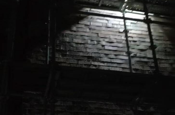 Không còn cách nào khác, anh Phùng Triều Hoa đành đưa vợ về quê sinh sống. Những người dân trong làng sau khi nghe tin đã kéo đến giúp đỡ, thăm hỏi và động viên Phùng Triều Hoa cùng gia đình anh. Đồng thời, họ cũng mừng cho gia đình anh Phùng cô Dư vì gặp đại nạn mà vẫn vượt qua được.