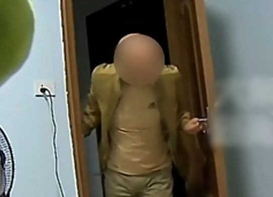 Kết quả từ camera khiến cô gái sốc nặng. Cô phát hiện người bố của bạn trai không chỉ nhiều lần lẻn vào phòng cô vào ban đêm mà còn có hành vi nhìn trộm khi cô đang tắm.