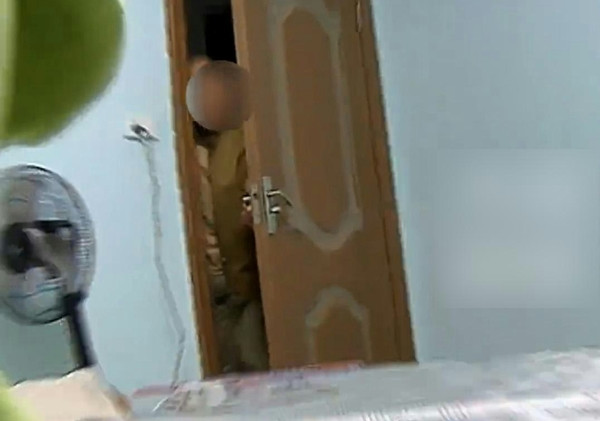 Sự việc sau khi được công khai đã gây ra làn sóng phẫn nộ mạnh mẽ trên mạng xã hội. Nhiều cư dân mạng bày tỏ sự bất bình và khuyên cô gái nên chấm dứt mối quan hệ này ngay lập tức.