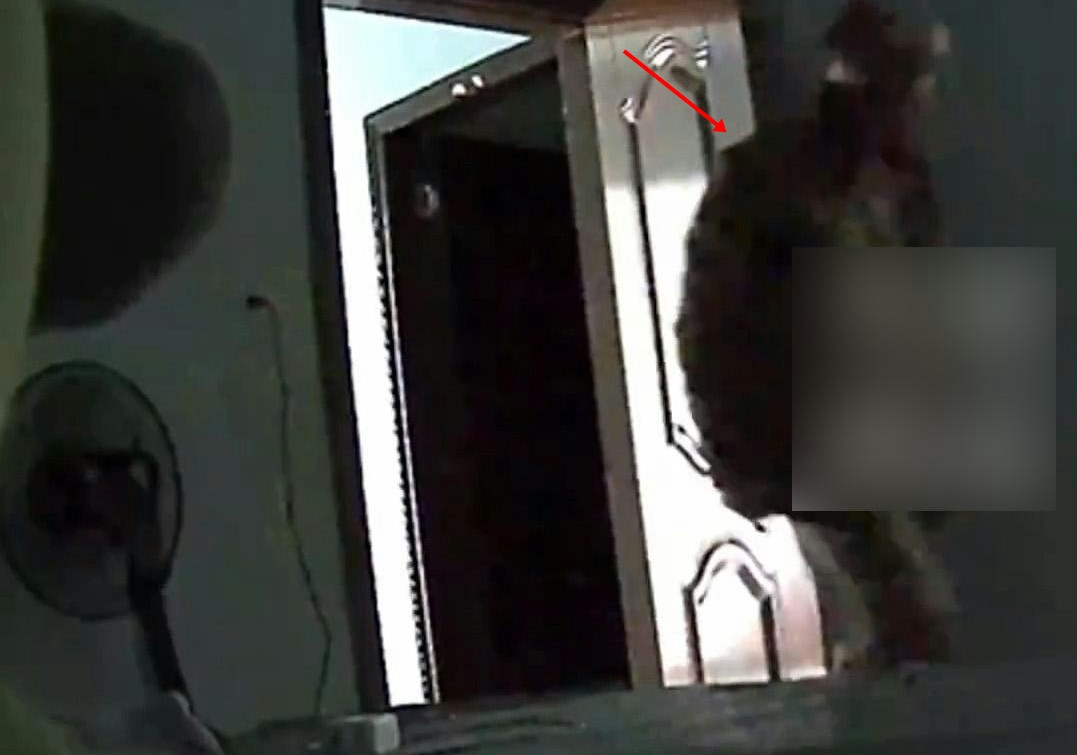 Không chịu được sự xúc phạm, cô gái đã quyết định báo cảnh sát. Sau khi thu thập lời khai, kiểm tra video từ camera giám sát và các bằng chứng tại hiện trường, cảnh sát đã đưa ra hình phạt hành chính đối với người bố, buộc ông phải chịu án 5 ngày tạm giam và nộp tiền bồi thường theo đúng quy định của pháp luật.