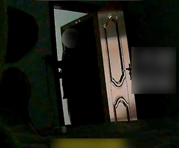 Quá phẫn nộ, cô lập tức báo sự việc với bạn trai. Tuy nhiên, phản ứng của anh càng khiến cô thất vọng hơn. Bạn trai không những không đồng tình với cô mà còn thản nhiên nói: "Chuyện này bình thường mà, có thể chấp nhận được". Lời biện minh này làm cô gái hoàn toàn mất niềm tin, cảm thấy như mình bị cả hai bố con bạn trai "ức hiếp".