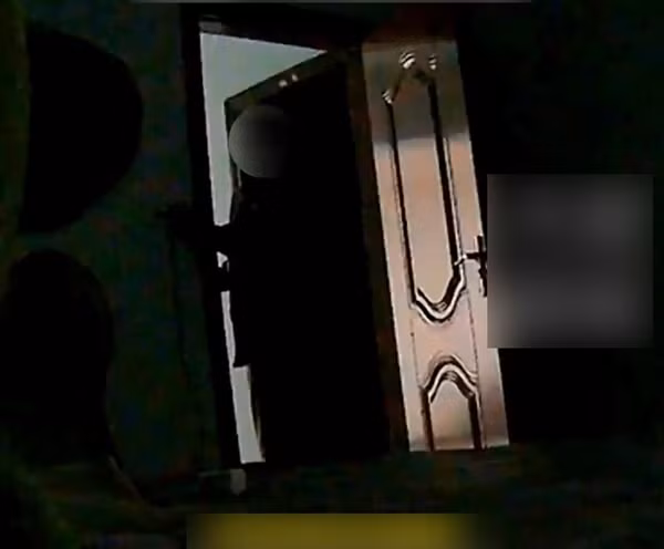 Quá phẫn nộ, cô lập tức báo sự việc với bạn trai. Tuy nhiên, phản ứng của anh càng khiến cô thất vọng hơn. Bạn trai không những không đồng tình với cô mà còn thản nhiên nói: "Chuyện này bình thường mà, có thể chấp nhận được". Lời biện minh này làm cô gái hoàn toàn mất niềm tin, cảm thấy như mình bị cả hai bố con bạn trai "ức hiếp".