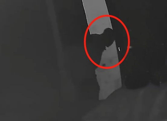 Do thường mặc đồ thoải mái khi ngủ, cô cảm thấy tình huống này rất kỳ lạ và rợn người. Sau nhiều ngày suy nghĩ, cô quyết định lắp đặt camera giám sát trong phòng mình.