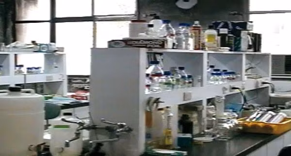 Ngày 9/3/1998, một nghiên cứu sinh tại Viện Nghiên cứu Sinh học Phóng xạ phát hiện thi thể của một nữ sinh bị biến dạng nặng nề trên tầng 2 của hội trường giảng dạy. Thi thể này có dấu hiệu bị cưỡng bức với một chiếc bao cao su đã qua sử dụng bên cạnh.