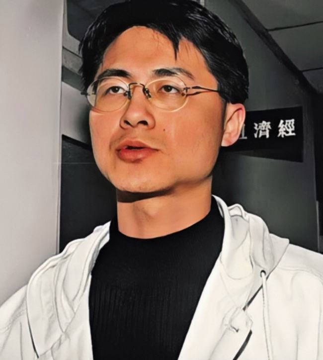 Các chứng cứ cũng cho thấy Hồng đã giả mạo danh tính của Hứa để gửi email cho mọi người, đánh lừa rằng Hứa đang đi du lịch và sử dụng thẻ tín dụng.